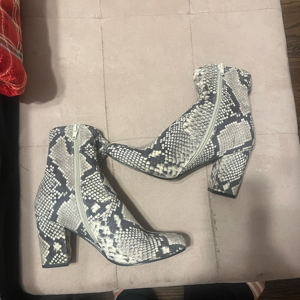 Steve Madden booties 
Size 7.5
Gently used